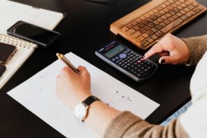 A Decisão Financeira Mais Importante da Sua Vida (Segundo Tony Robbins) - parte 1 Pexels Karolina Grabowska 4476375 300x200